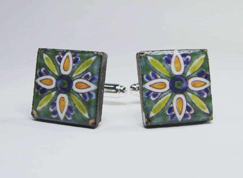 Cufflinks with enamelled lava lapilli (daisy design)