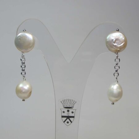 Earrings with white pearls and chain