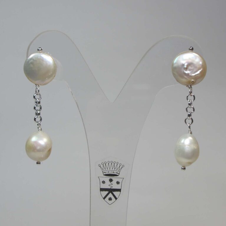 Earrings with white pearls and chain