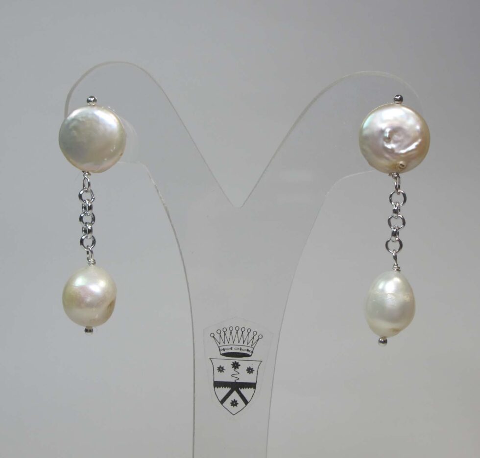 Earrings with white pearls and chain