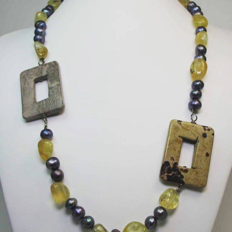 Necklace with pearls, prehnite and jasper