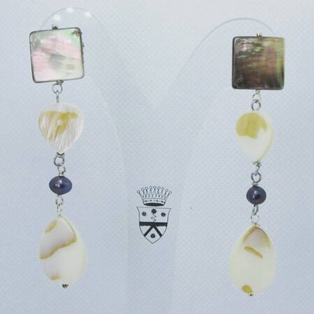 Earrings with mother of pearl and gray pearls