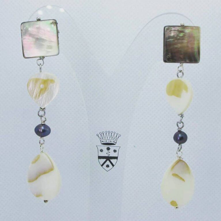Earrings with mother of pearl and gray pearls
