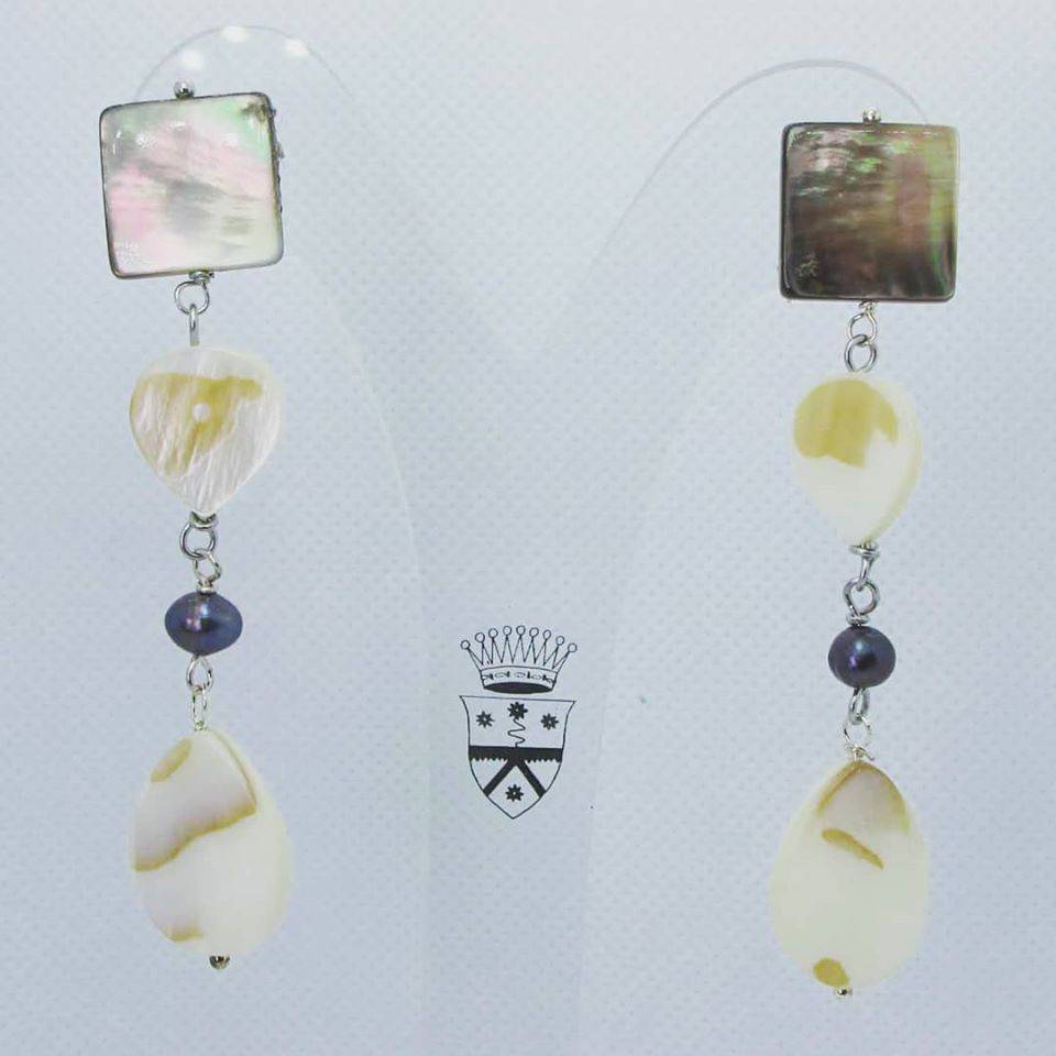 Earrings with mother of pearl and gray pearls