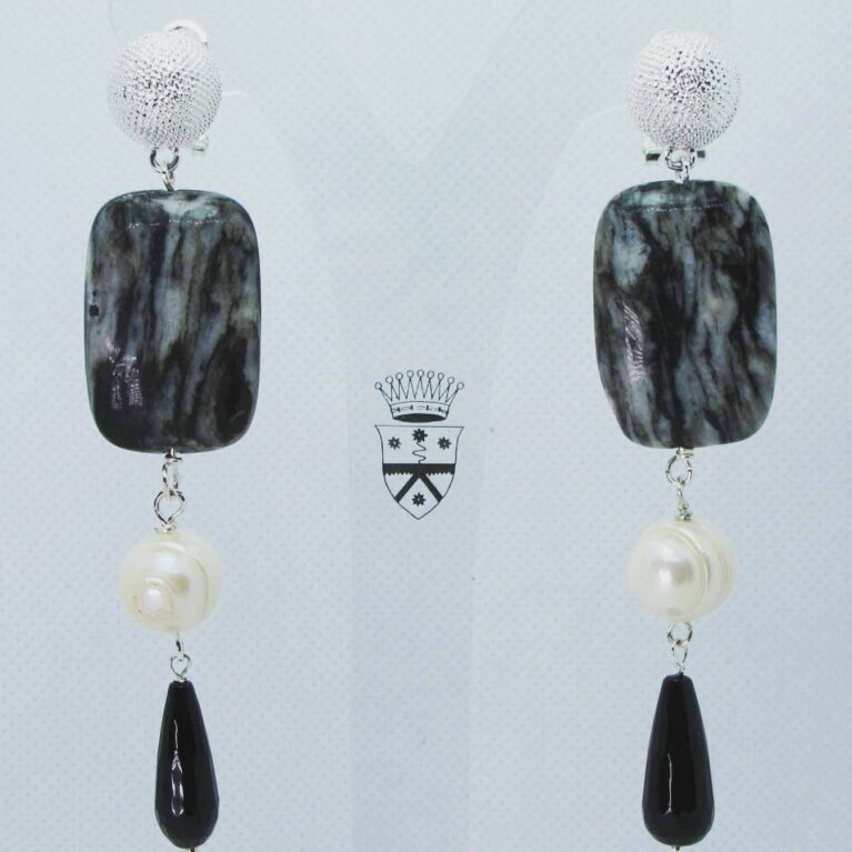 Earrings with onyx and pearls
