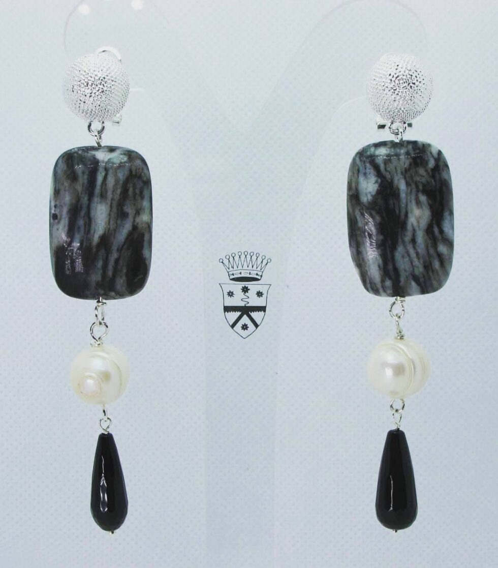 Earrings with onyx and pearls