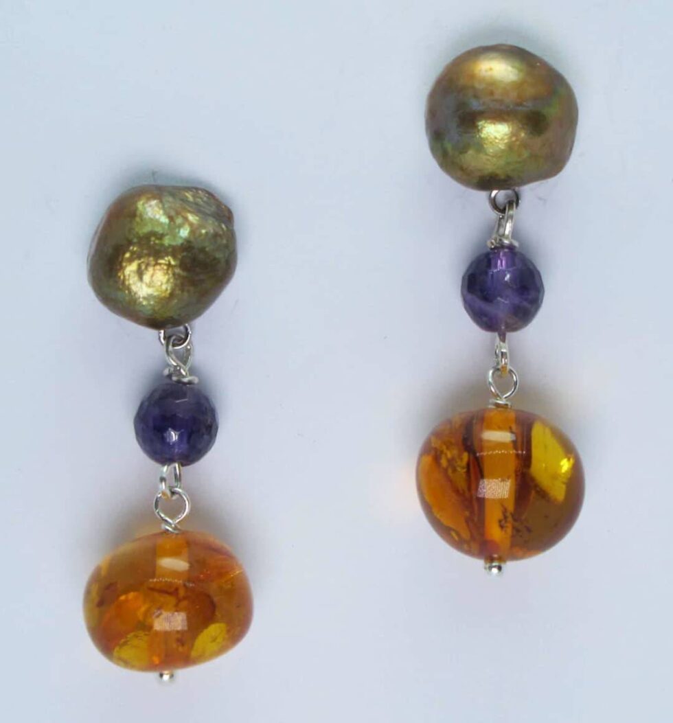Earrings with brown pearls, amethysts and amber