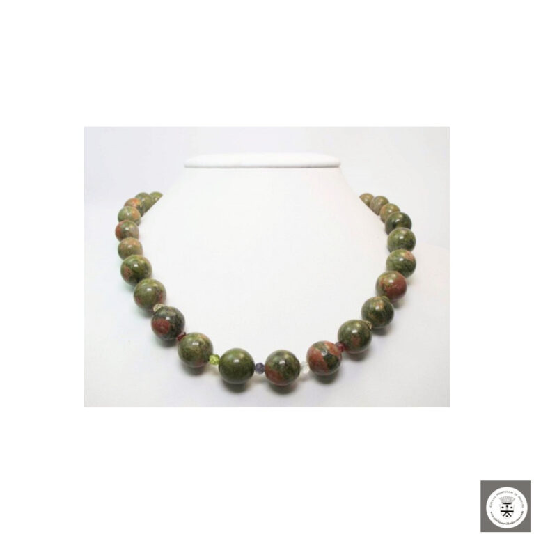 Collana con unakite, peridoto, iolite, granato e cristallo di rocca