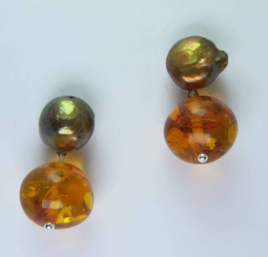 Earrings with brown pearl and amber