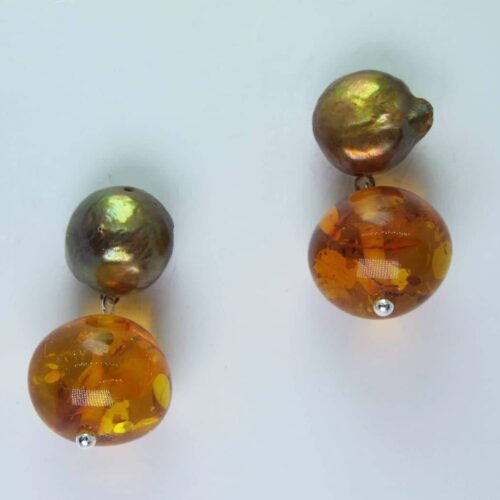 Earrings with brown pearl and amber