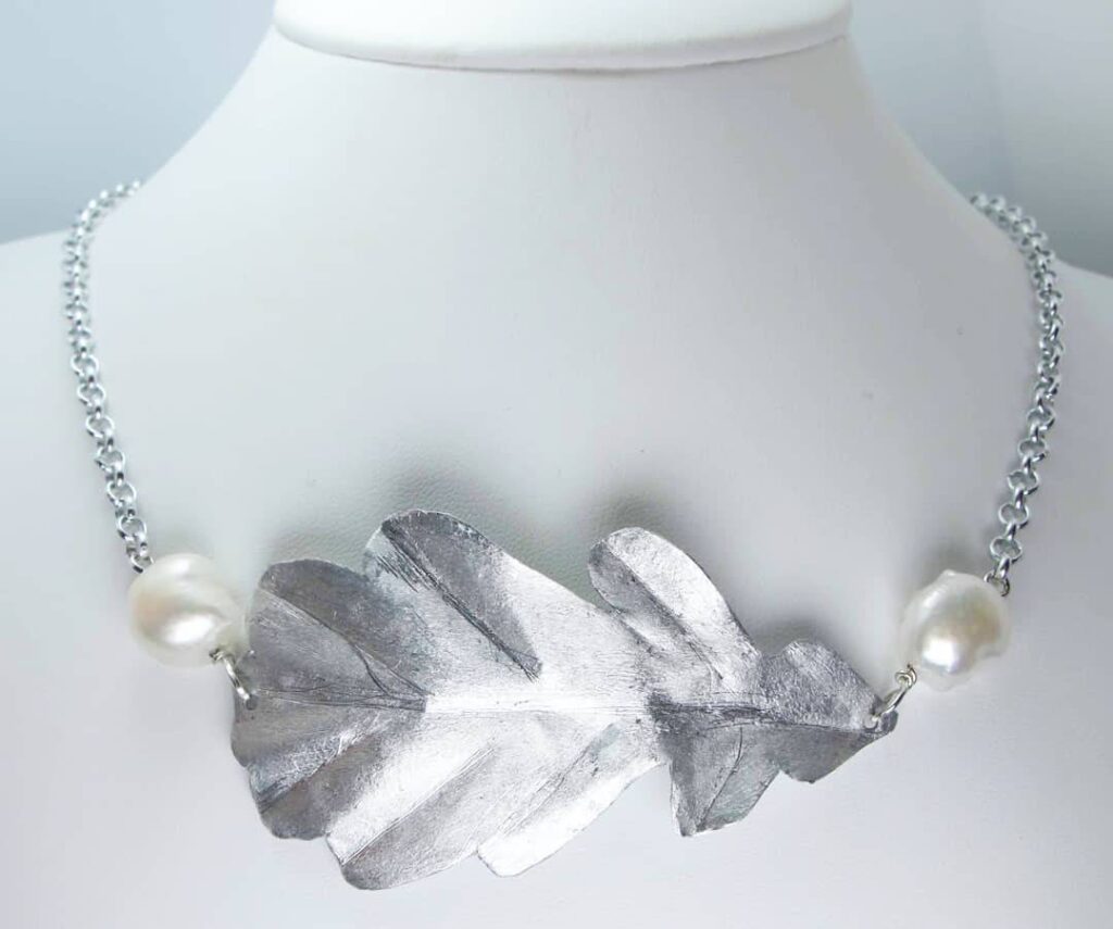 Necklace with aluminium oak leaf and keshi pearls