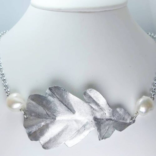 Necklace with aluminium oak leaf and keshi pearls