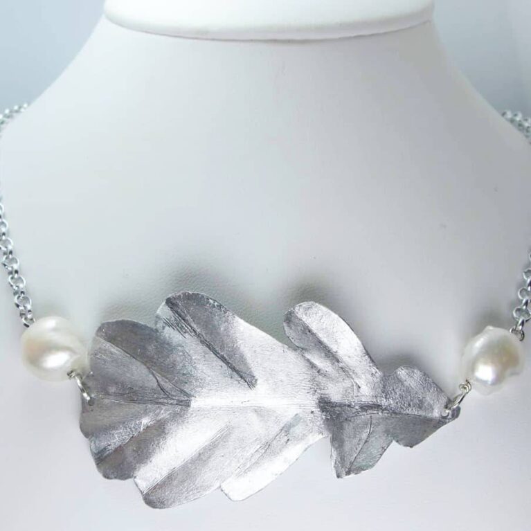 Necklace with aluminium oak leaf and keshi pearls