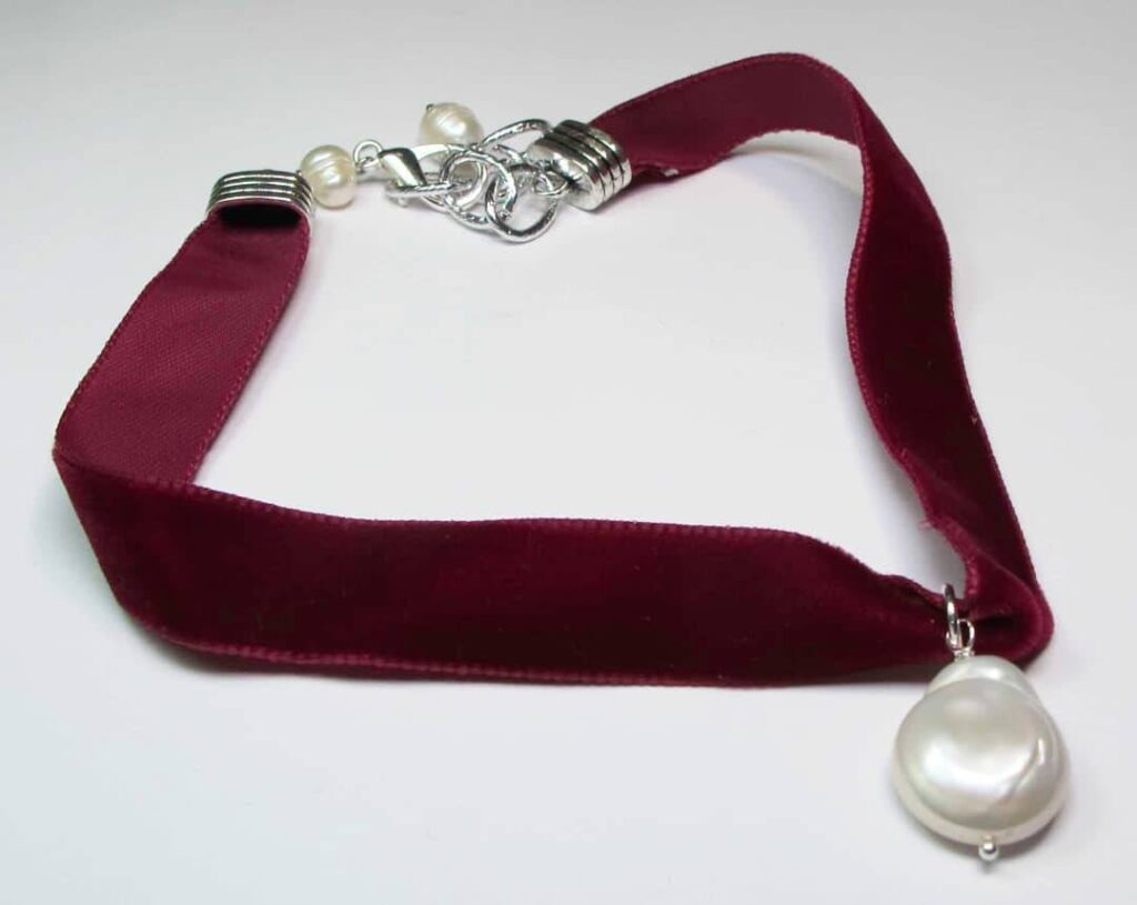 Bordeaux velvet chocker with keshi pearl