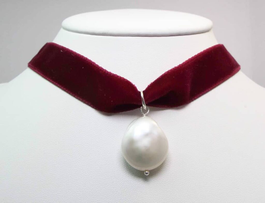 Bordeaux velvet chocker with keshi pearl