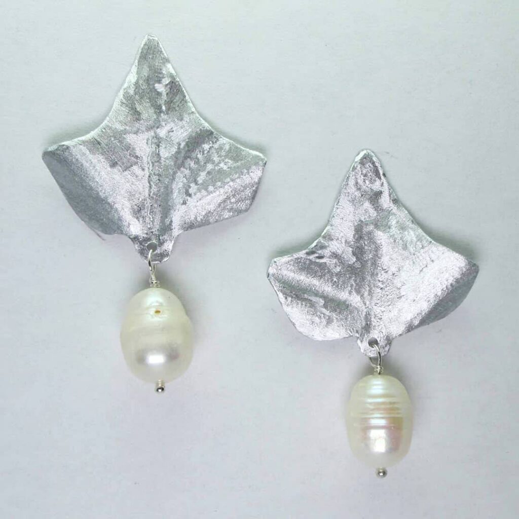 Earrings with aluminium ivy leaf and pearl