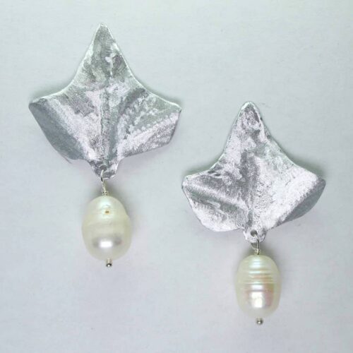 Earrings with aluminium ivy leaf and pearl
