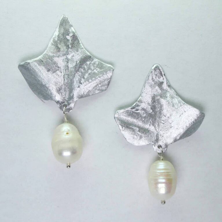 Earrings with aluminium ivy leaf and pearl