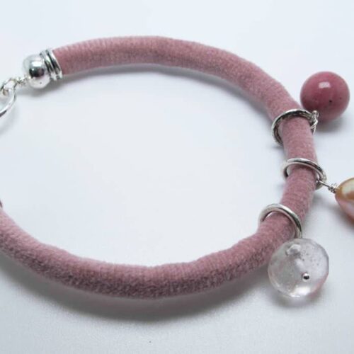 Pink velvet bracelet with baroque pearl, rhodonite ad quartz