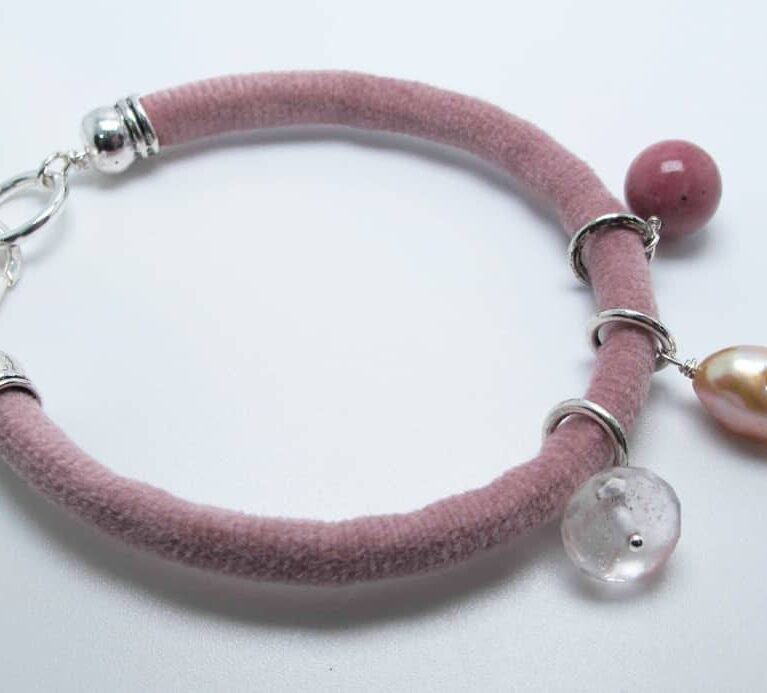 Pink velvet bracelet with baroque pearl, rhodonite ad quartz