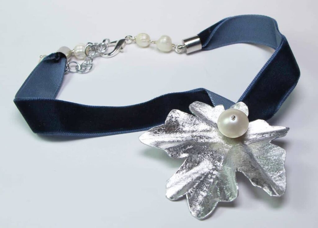 Blue velvet chocker with baroque pearl and aluminum leaf