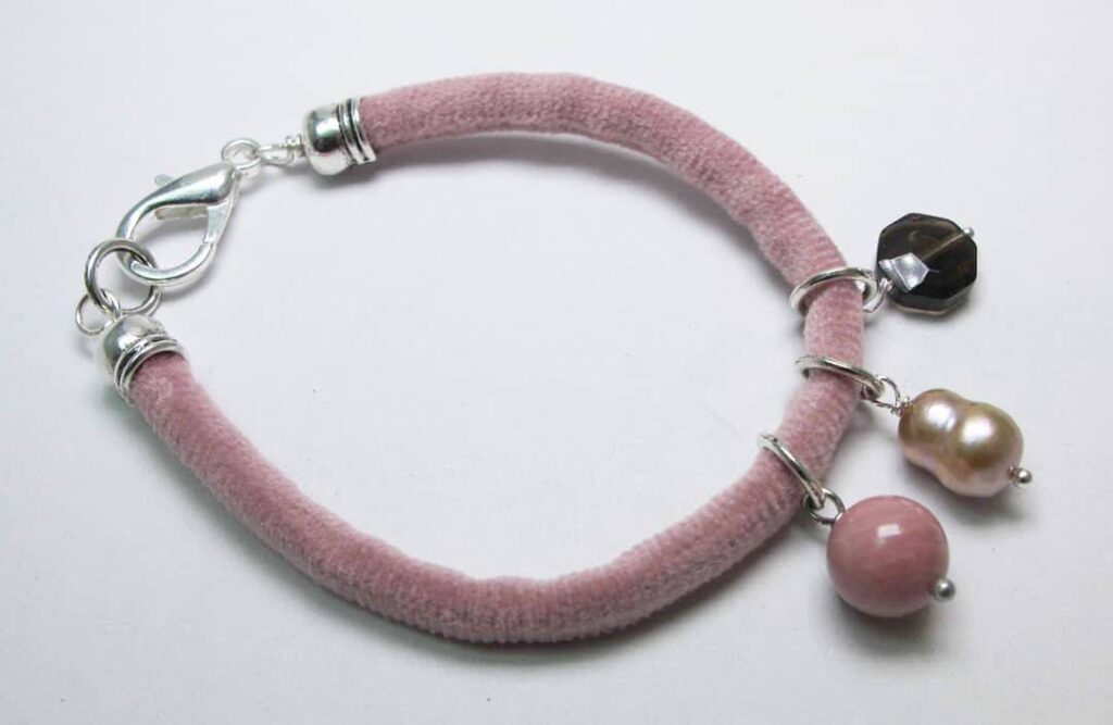 Pink velvet bracelet with baroque pearl, rhodonite and smoky quartz