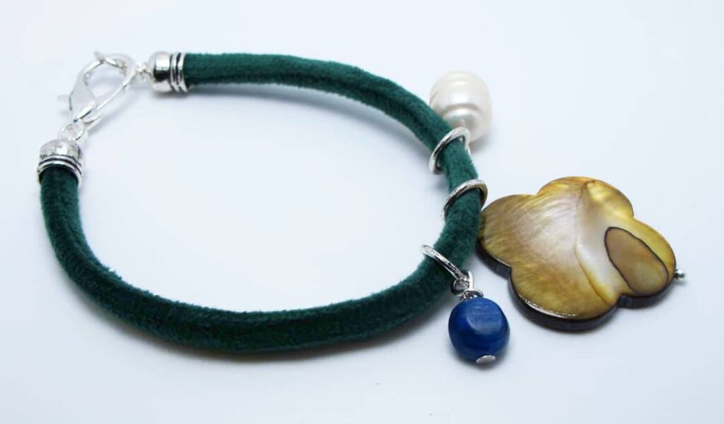 Green velvet bracelet with baroque pearl, kyanite and mother of pearl