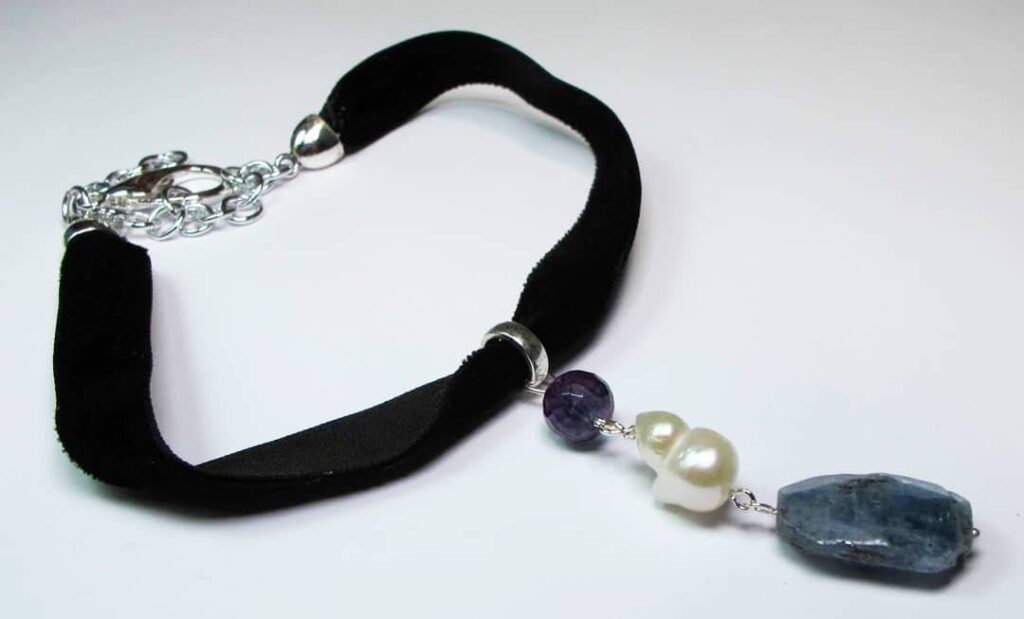 Black velvet chocker with kyanite, baroque pearl and fluorite