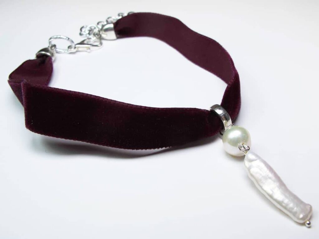 Bordeaux velvet chocker with two keshi pearls