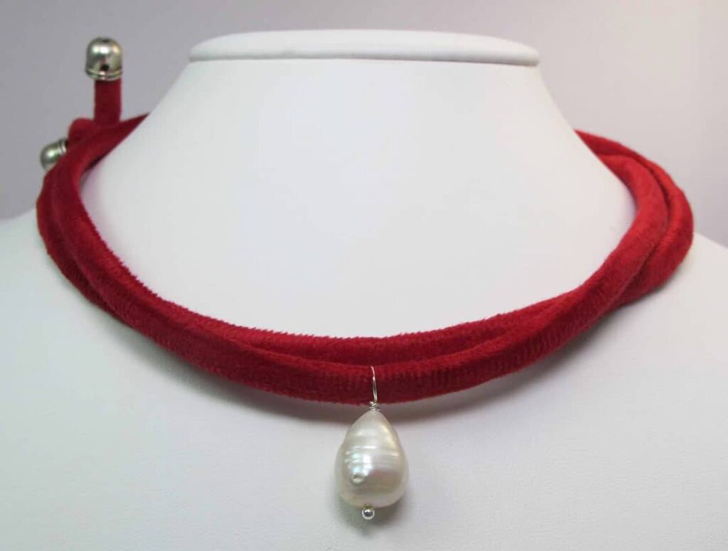 Red velvet necklace with baroque pearl