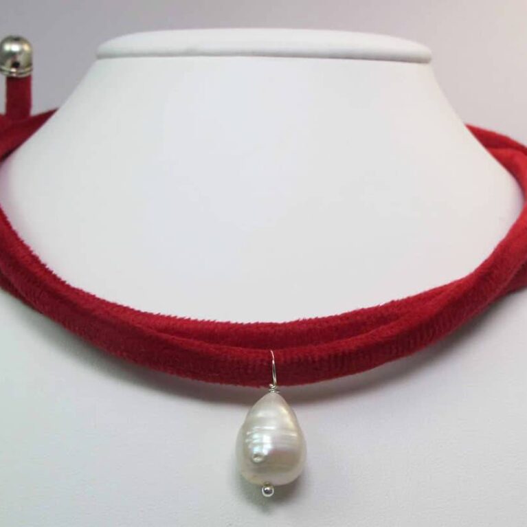 Red velvet necklace with baroque pearl