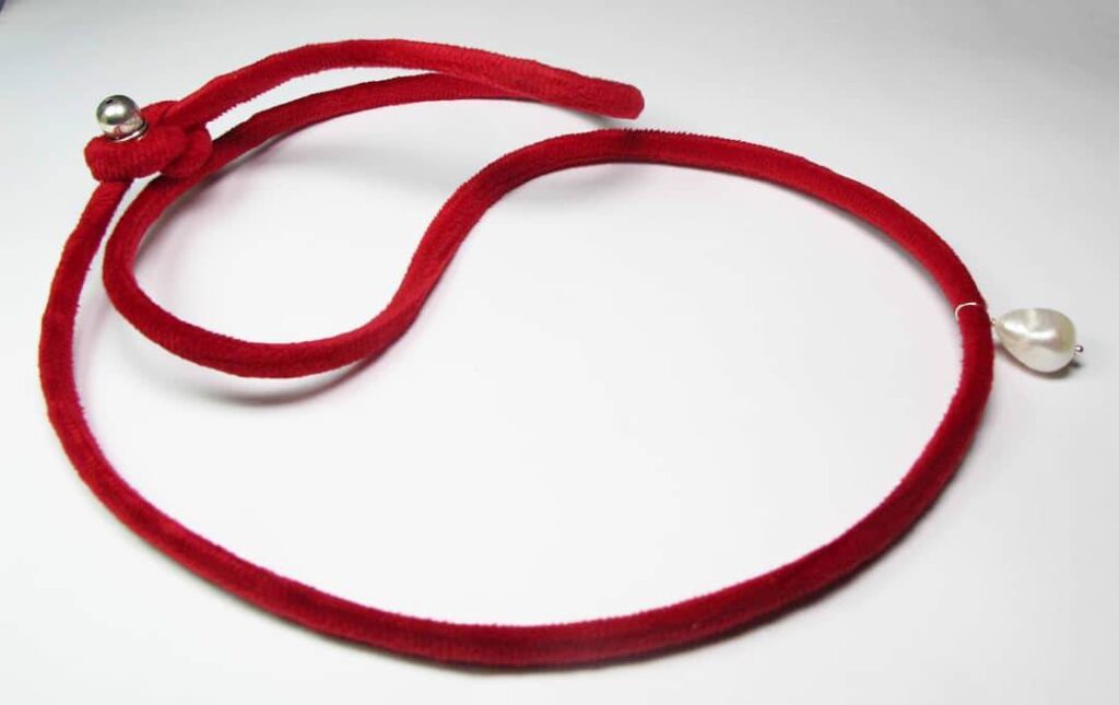 Red velvet necklace with baroque pearl