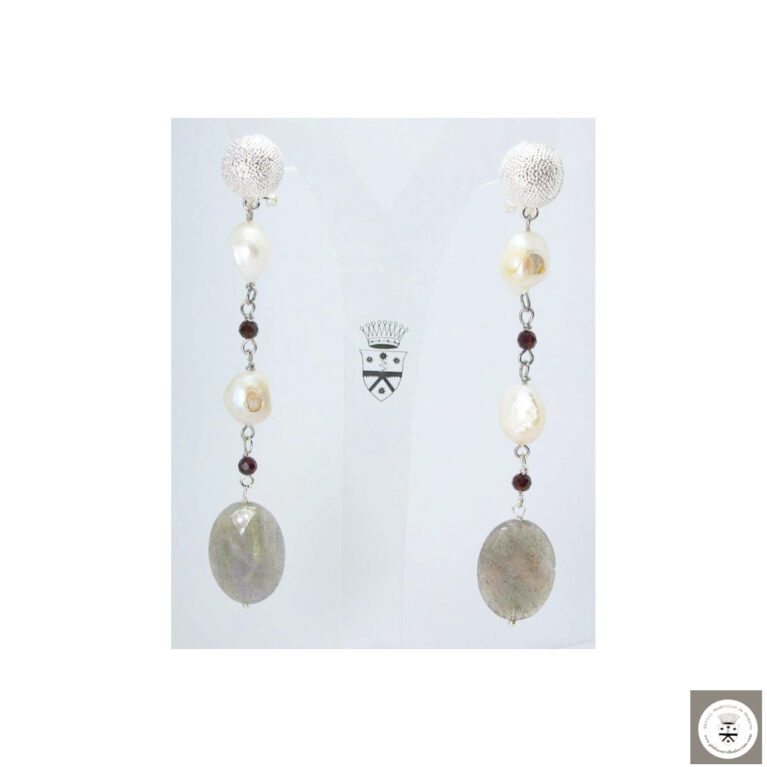 Orecchini con perle di fiume barocche, labradorite e granato rhodolite
