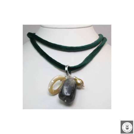 Collana in velluto verde con perla barocca, labradorite e madreperla