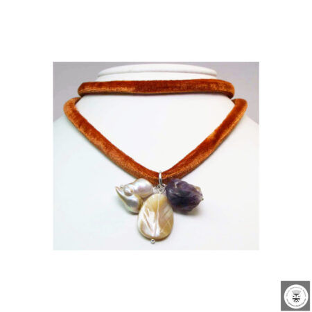 Collana in velluto ruggine con ametista grezza, madreperla Tahiti e perla barocca