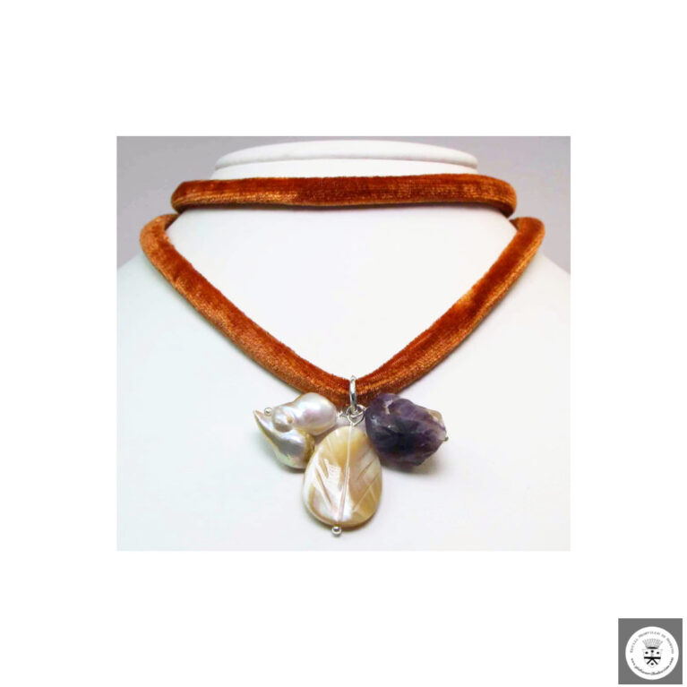 Collana in velluto ruggine con ametista grezza, madreperla Tahiti e perla barocca