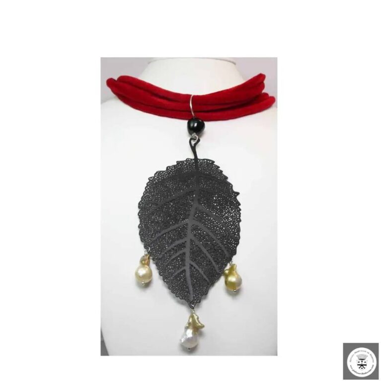 Collana di cinque fili di velluto rosso con foglia smaltata e perle di fiume barocche e onice