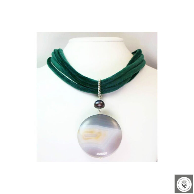 Collana multifilo in velluto verde con agata e perla grigia