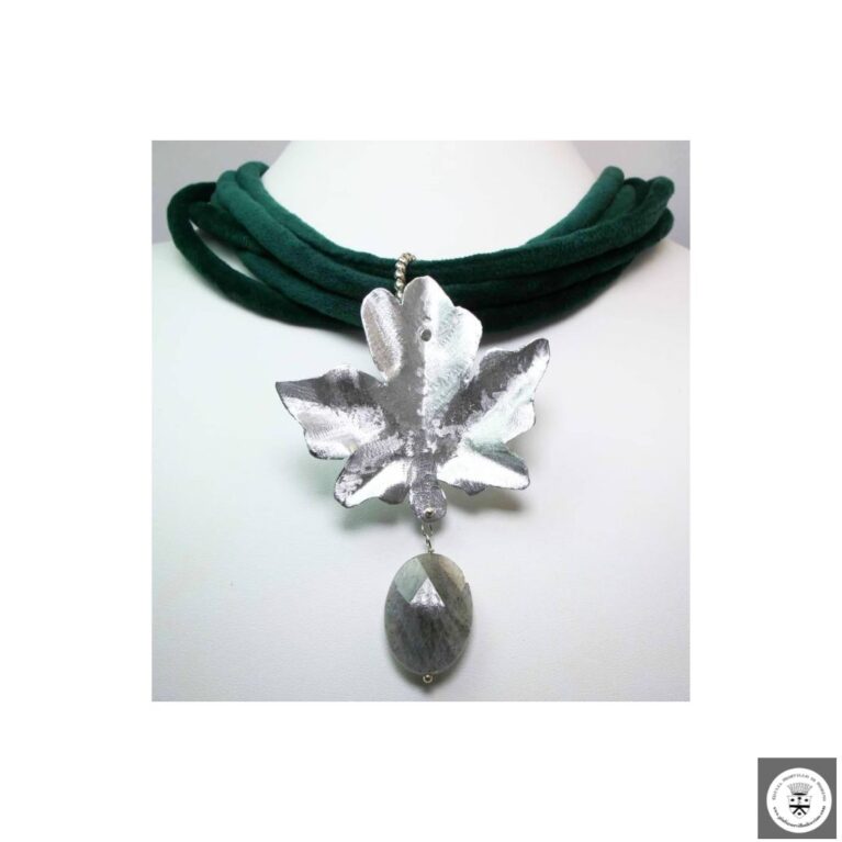 Collana multifilo in velluto verde con foglia in alluminio e labradorite