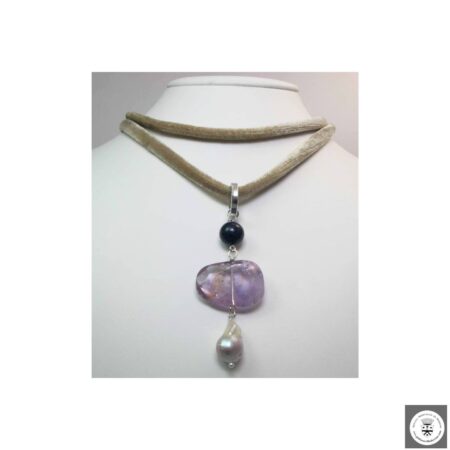 Collana in velluto color corda con lapislazzulo, ametrino boliviano e perla barocca