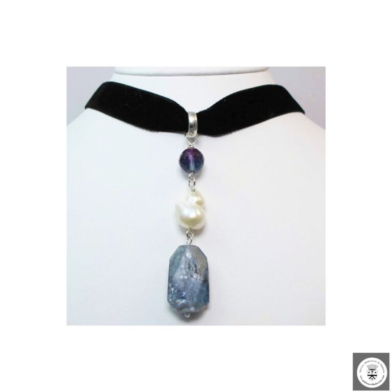 Girocollo in velluto nero con kyanite, perla barocca e fluorite