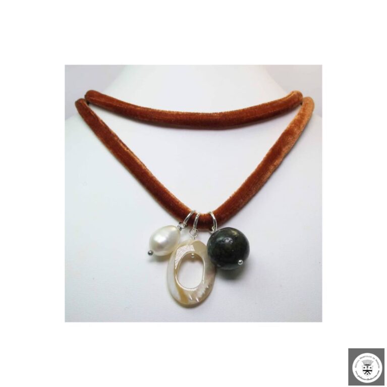 Collana in velluto ruggine con perla di fiume barocca, madreperla Tahiti e giada Africana