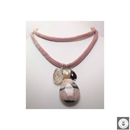 Collana in velluto rosa con perla barocca, diaspro, cristallo di rocca e granato