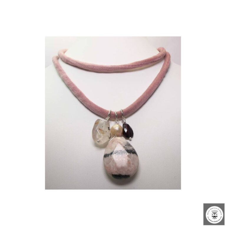 Collana in velluto rosa con perla barocca, diaspro, cristallo di rocca e granato