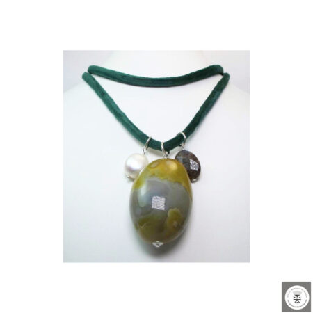Collana in velluto verde con perla keshi, calcedonio e labradorite marrone
