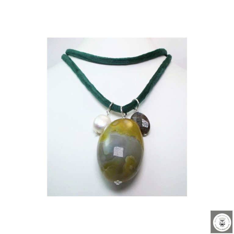 Collana in velluto verde con perla keshi, calcedonio e labradorite marrone
