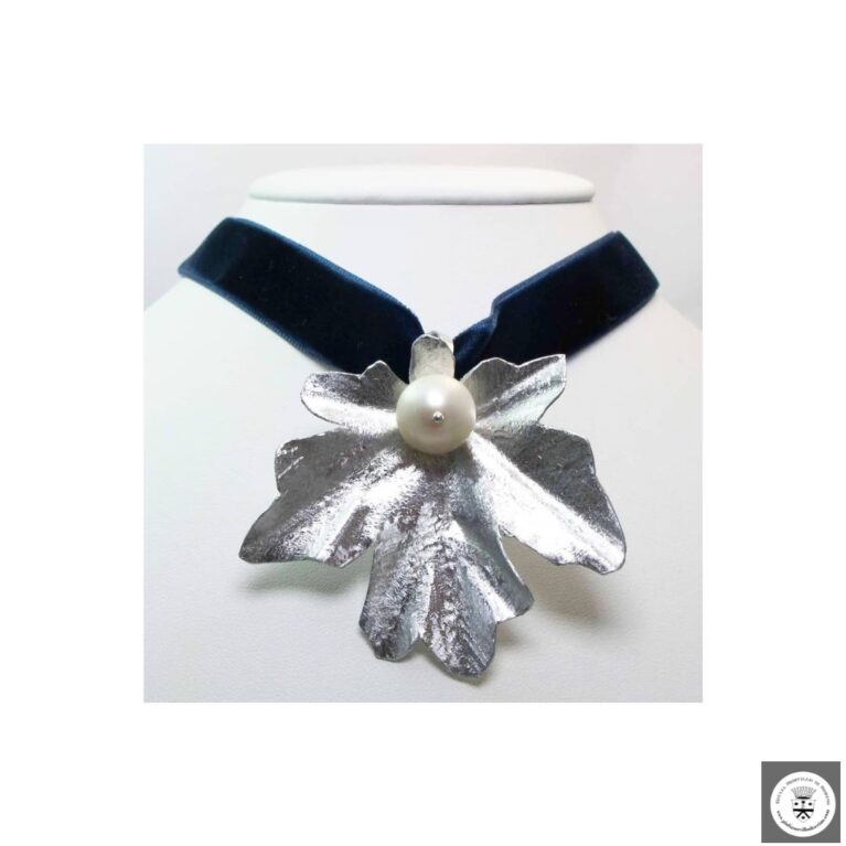 Girocollo in velluto blue con foglia in alluminio e perla barocca