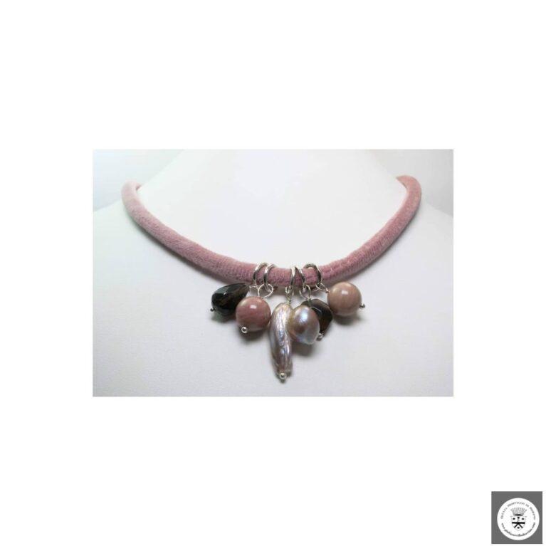 Collana in velluto rosa con perla barocca, rhodonite e quarzo fumè