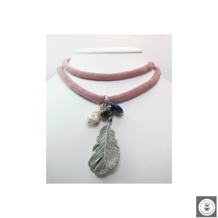 Collana in velluto rosa con perla barocca, lapislazzulo, ematite e piuma