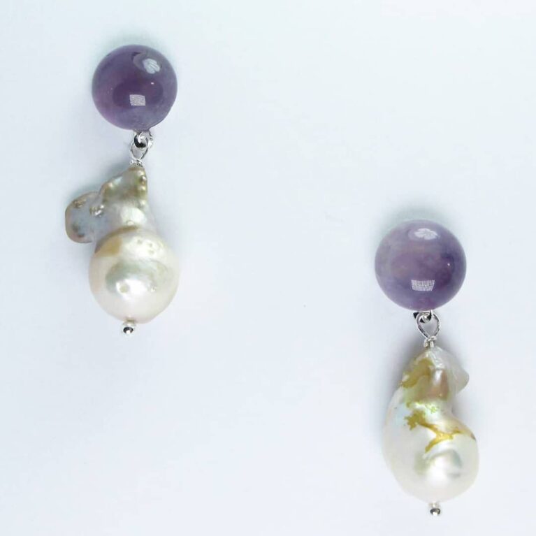 Earrings with cabochon amethyst and baroque pearls
